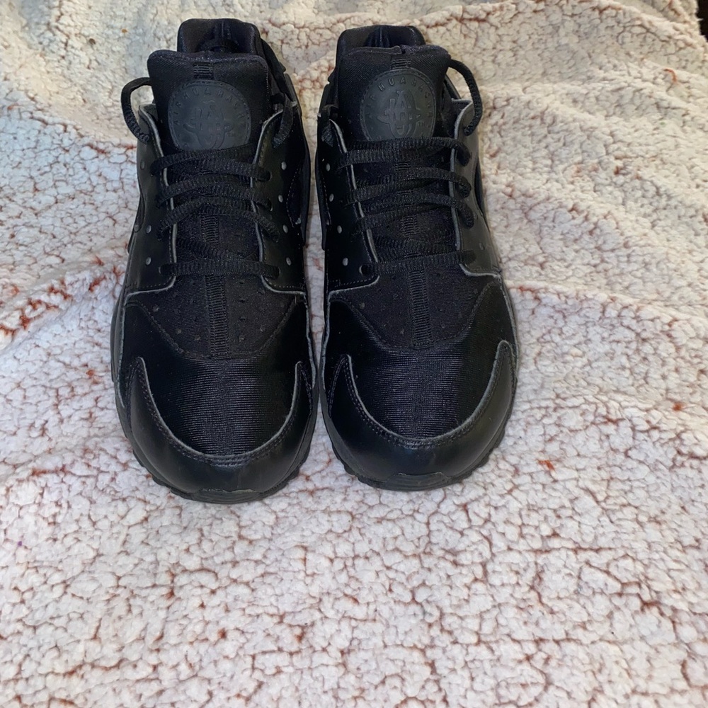 Women’s Nike huaraches size 8 triple black